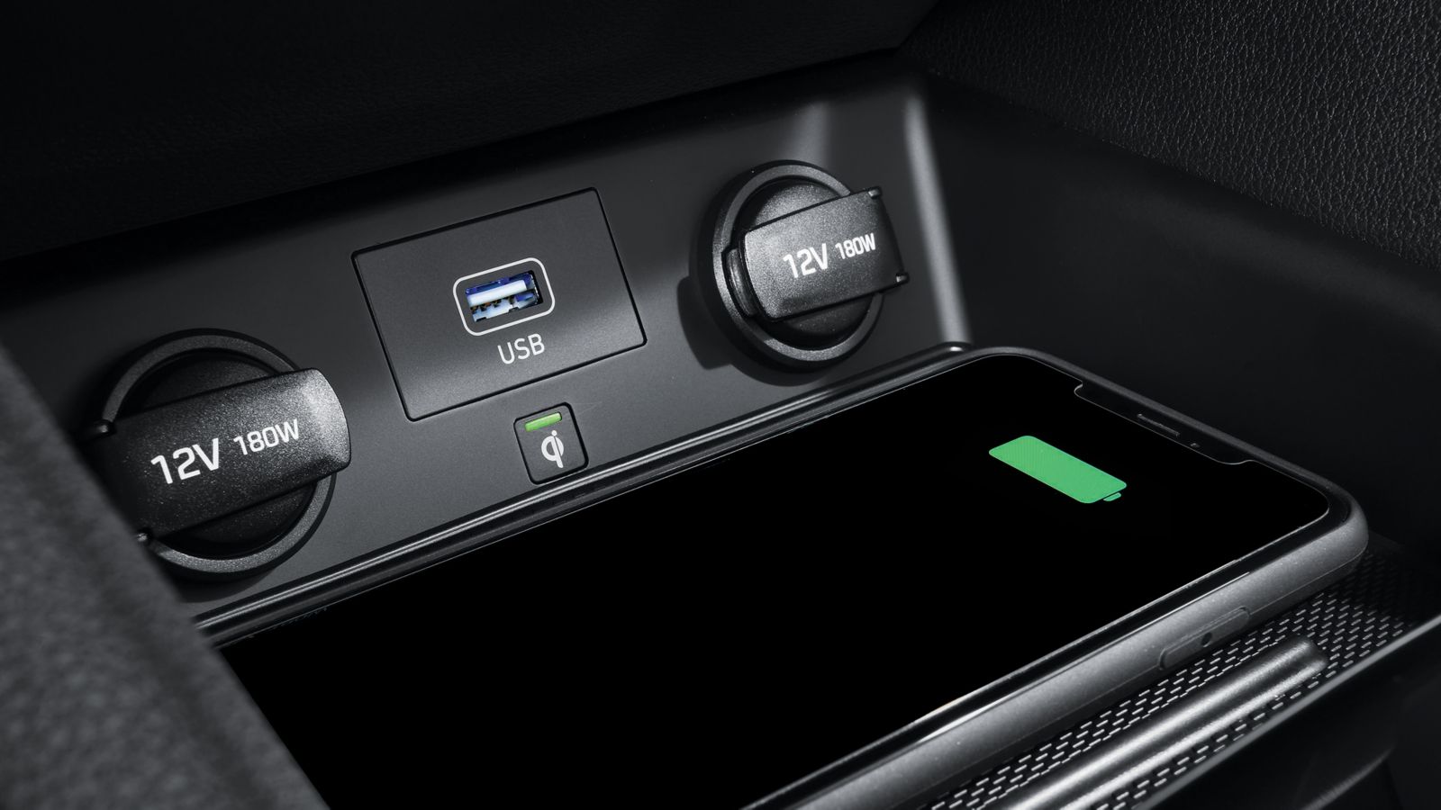 Middle console with the USB inlet for the maps & infotainment software update.